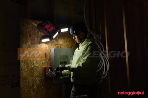 Noleggio Luce led da cantiere con 3 teste multidirezionali a batteria/corrente