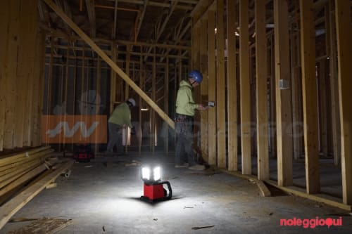 Noleggio Luce led da cantiere con 3 teste multidirezionali a batteria/corrente