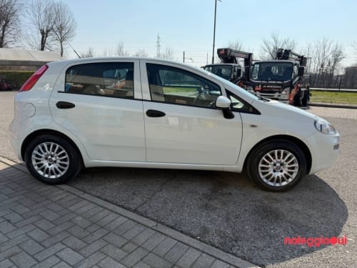 Noleggio Fiat Punto con gancio traino