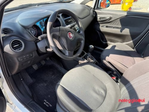 Noleggio Fiat Punto con gancio traino