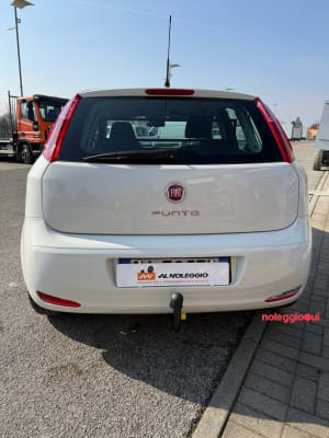Noleggio Fiat Punto con gancio traino