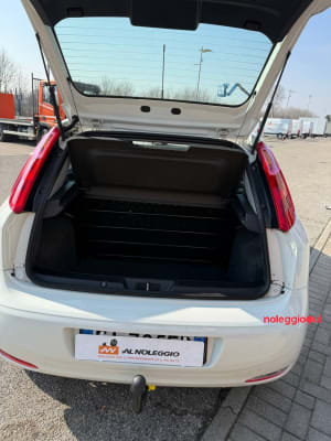Noleggio Fiat Punto con gancio traino