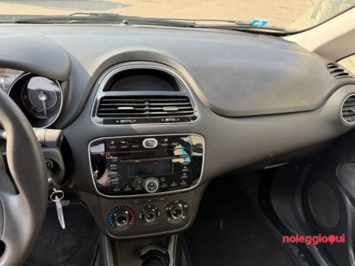 Noleggio Fiat Punto con gancio traino